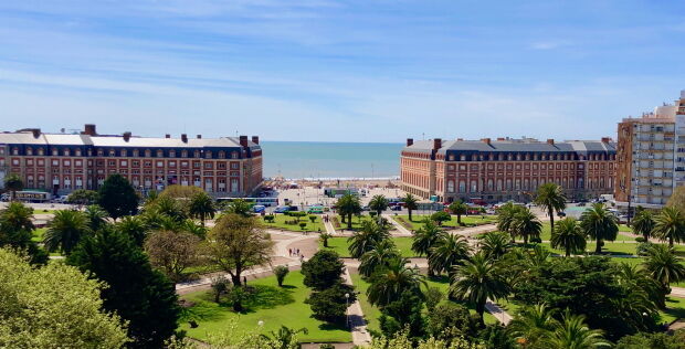 Vista de Plaza Colón y la costa de Mar del Plata